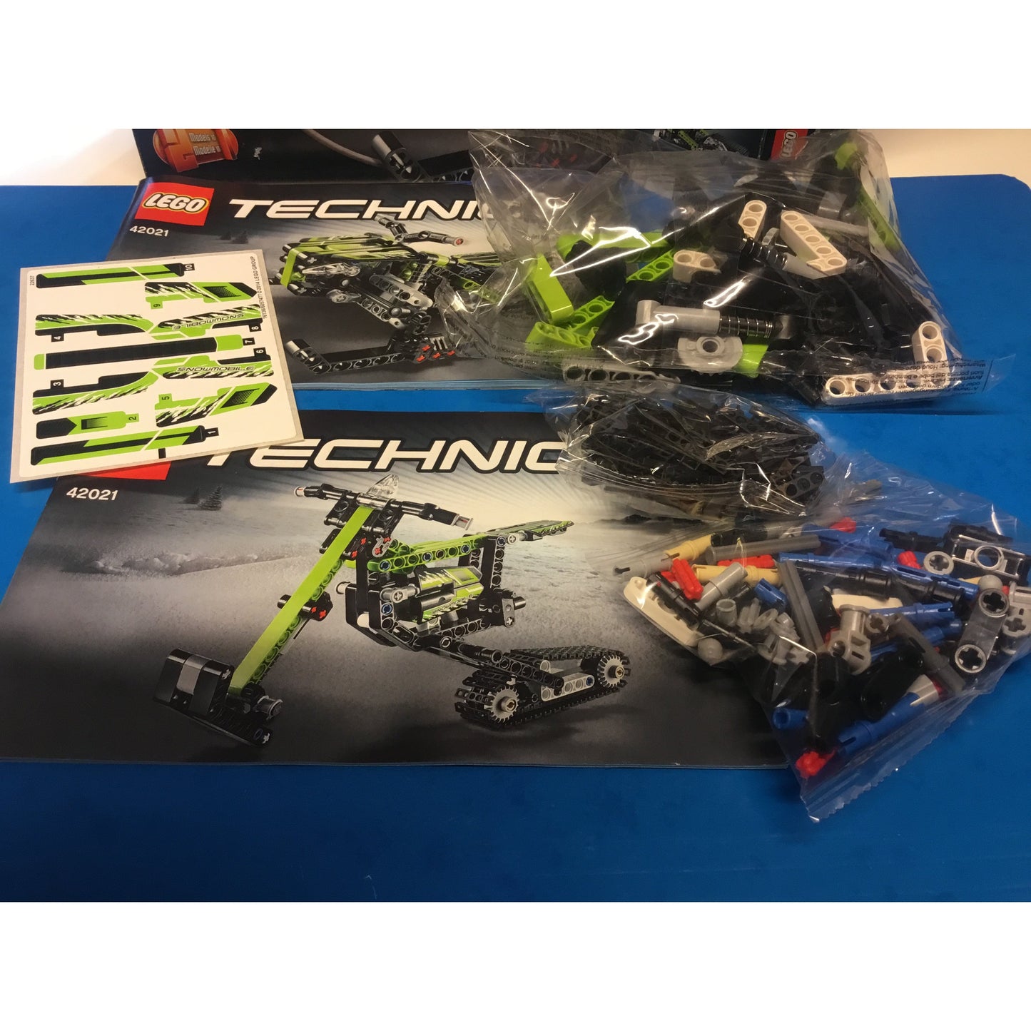 LEGO 42021 Technic Schneemobil / Schneemotorrad - geöffneter Karton